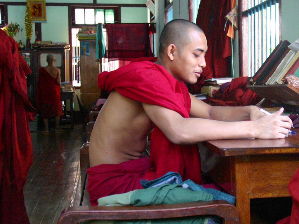 Myanmar - Amarapura - Monasterio Mahagandayone by lucoto