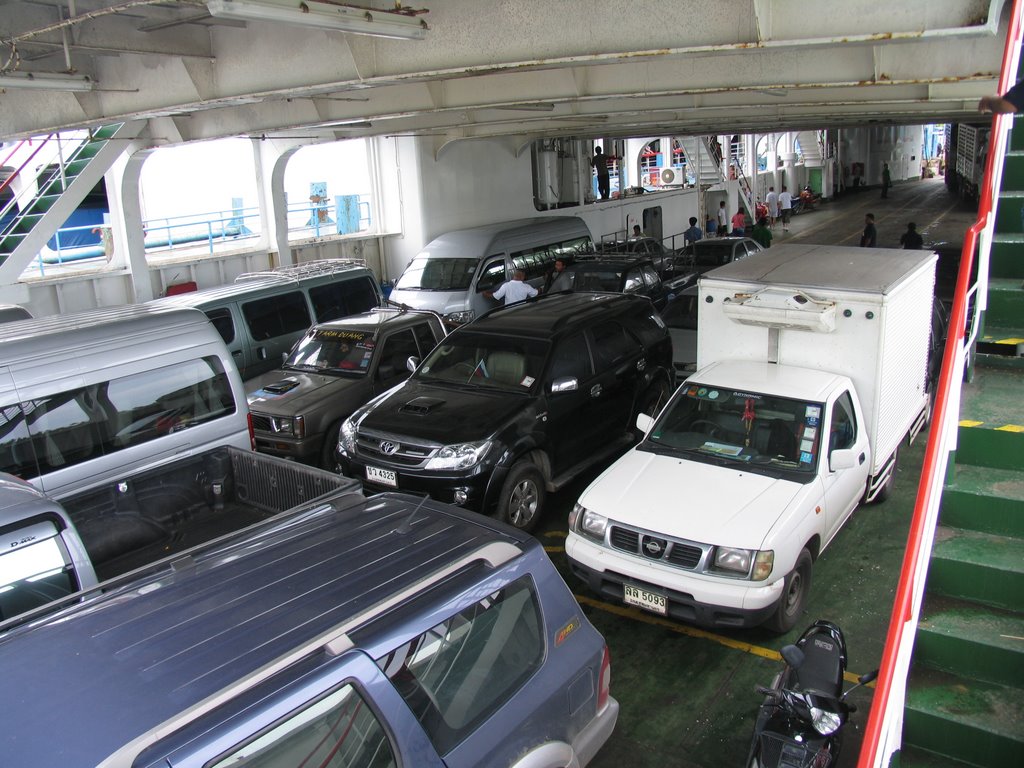 Погрузка в трюм парома на Дон Сак. Раджа Пир. (Loading into the ferry. Raja Pier.) by MojoHead