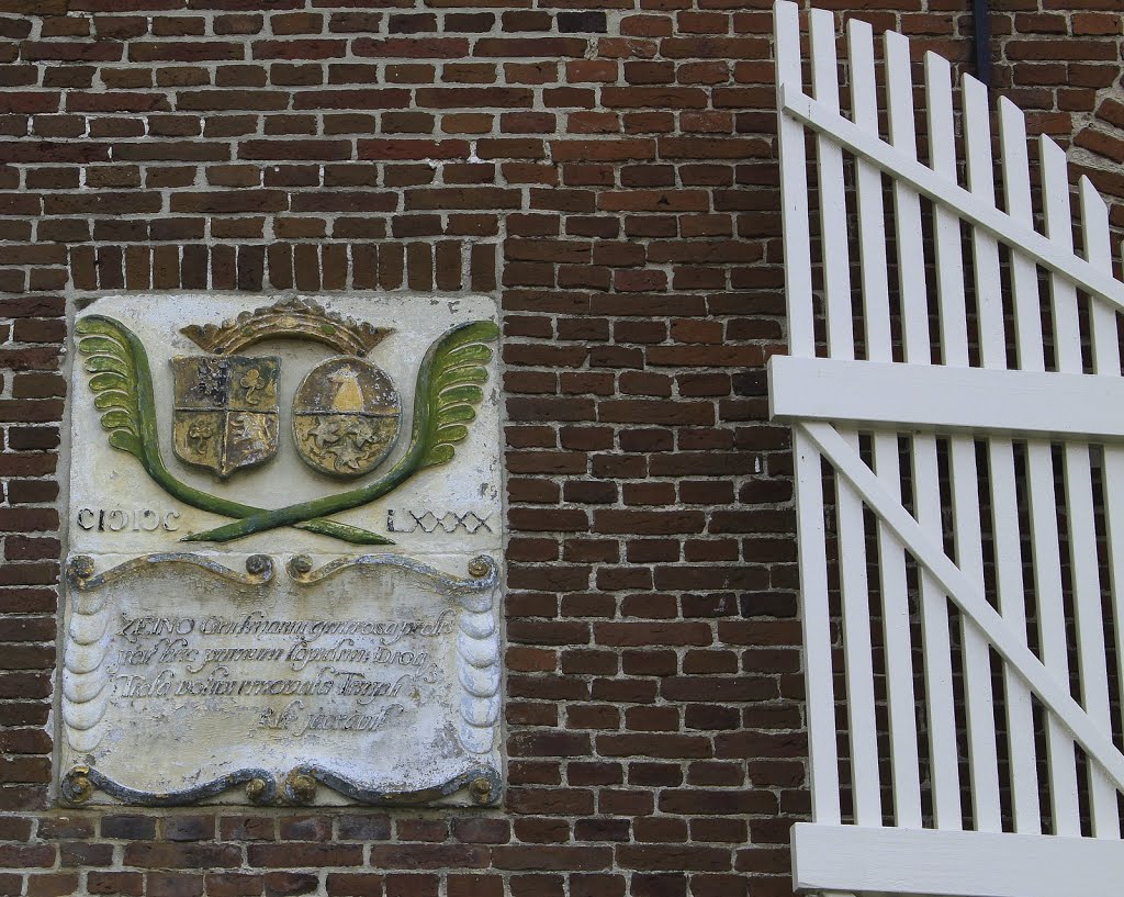 Gevelsteen die herinnerd aan de bouw van het schip van de kerk in1690 van de Hermeskerk in Uitwellingerga by watersnip