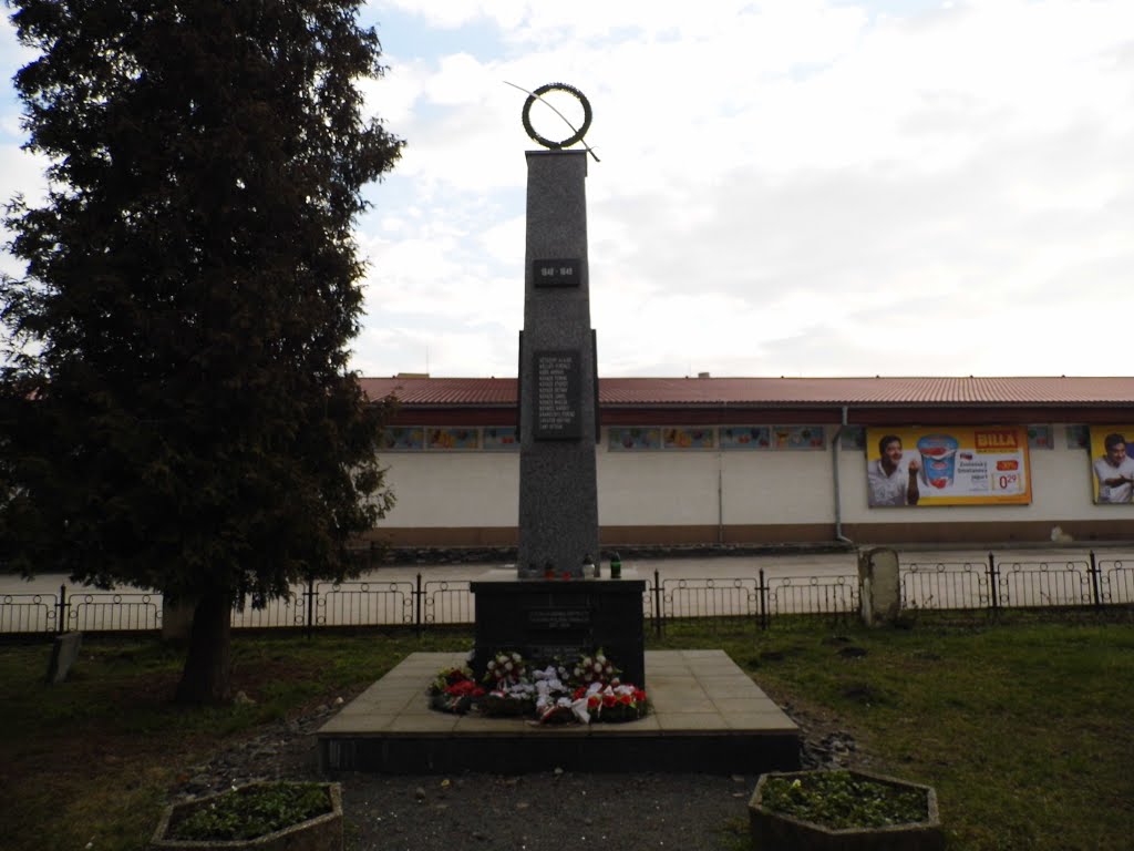 Pamätník vo Fiľakove / Memorial in Fiľakovo by Denis Ondriškovič