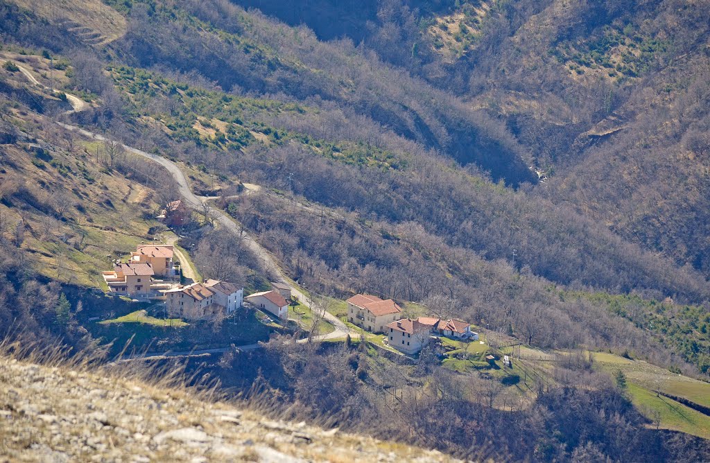 Corano, piccola frazione in Comune di Valle Castellana sul versante occidentale della Montagna dei Fiori by nonnomimi