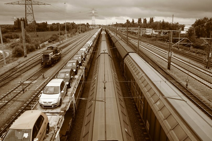 Voir ferrée, Drogenbons, boulevard de l'Humanité, à côté de Volkswagen by cdltbz