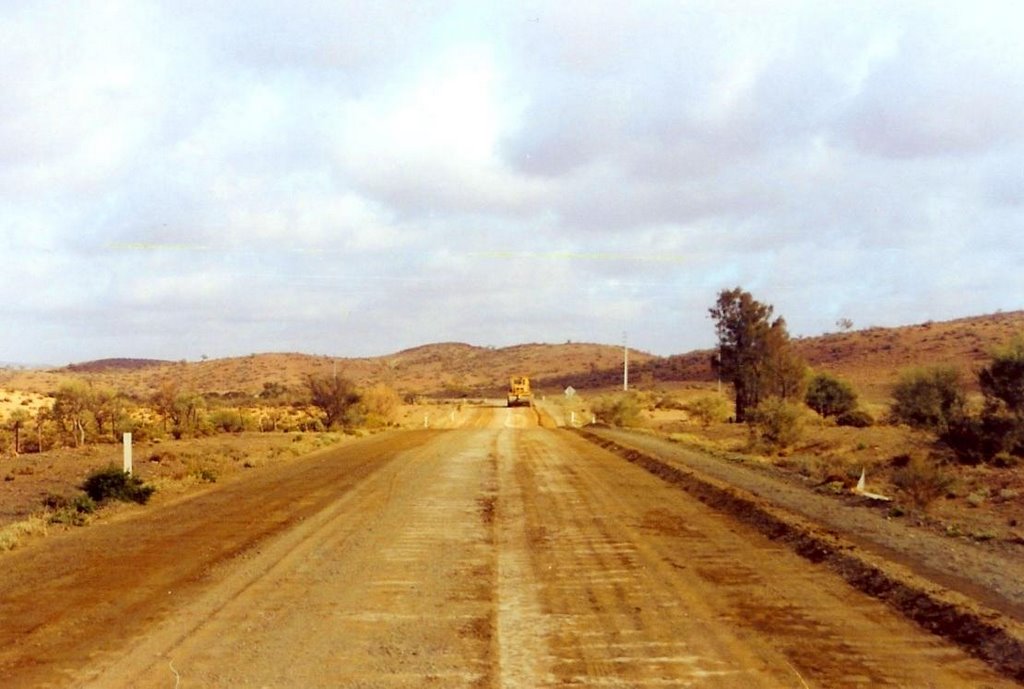 A grader at work on the road to Arkaroola by Geerten