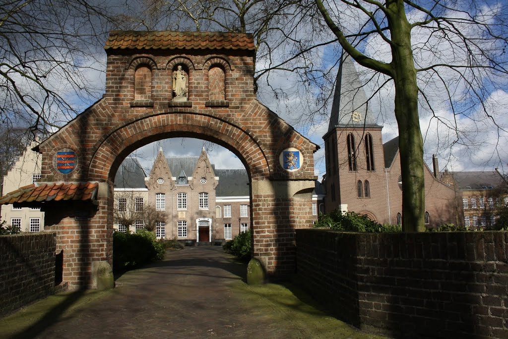 *Heeswijk: abdij van Berne, poort by Hans Briaire