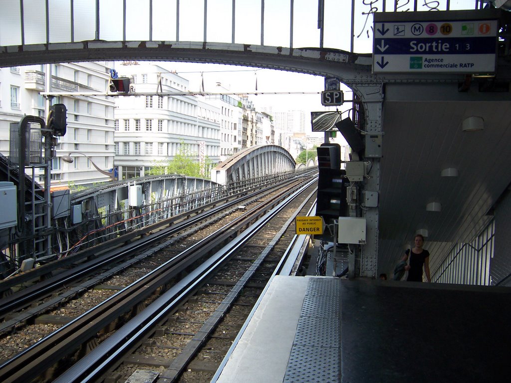 Bir-Hakeim Metrostation Paris by Lumske