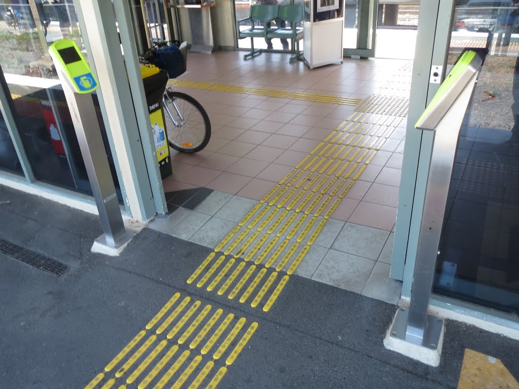 Laverton Railway Station Platform 2 and 3 access onto Platform 3 from the waiting room by Just 1 more foto