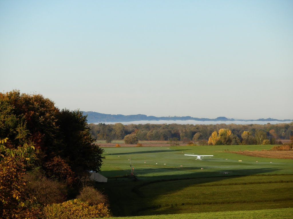 GRABENSTÄTT-MARWANG, 20. Oktober 2012, Ein Sportfluzeug hebt ab am Morgen by ReinhardKlenke