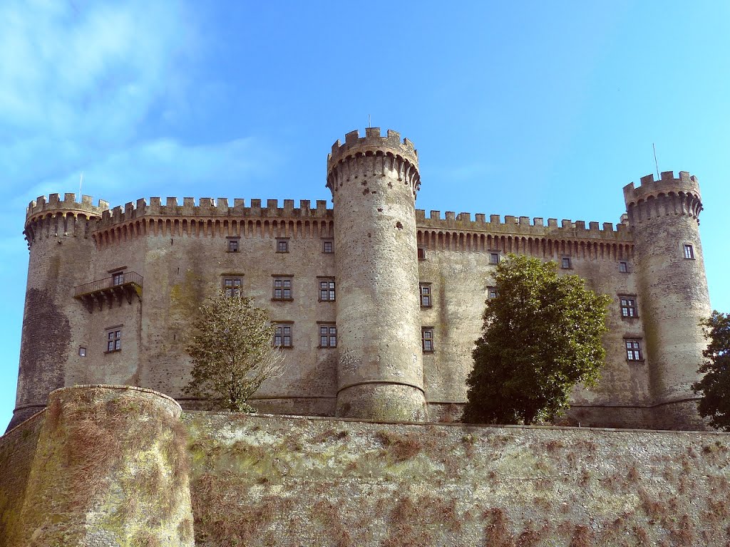 Italie, l'imposante Forteresse le Château Orsini Odescalchi du 14ème à Bracciano by Roger-11