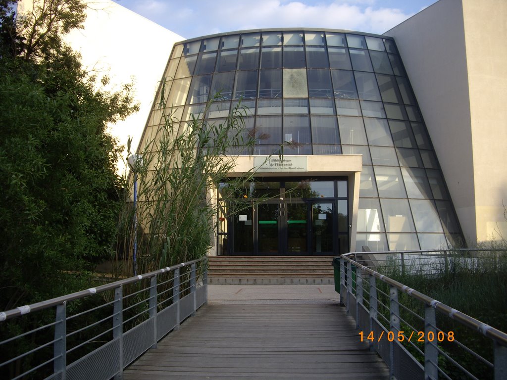 L'entrée de la bibliothèque de l'UPVD by vangiang.tran