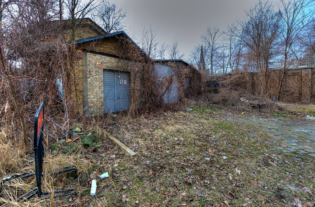 Bahngelände einer alten Hauptwerkstatt marode Gebäude an der Modersohnstraße by DetKan