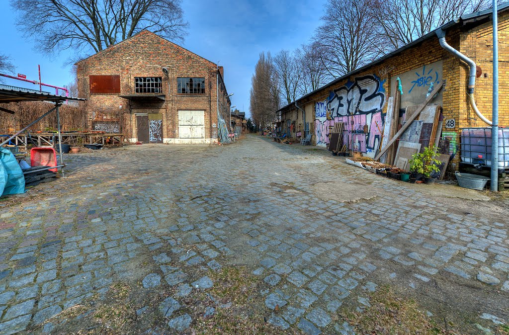 Bahngelände einer alten Hauptwerkstatt marode Gebäude an der Modersohnstraße by DetKan