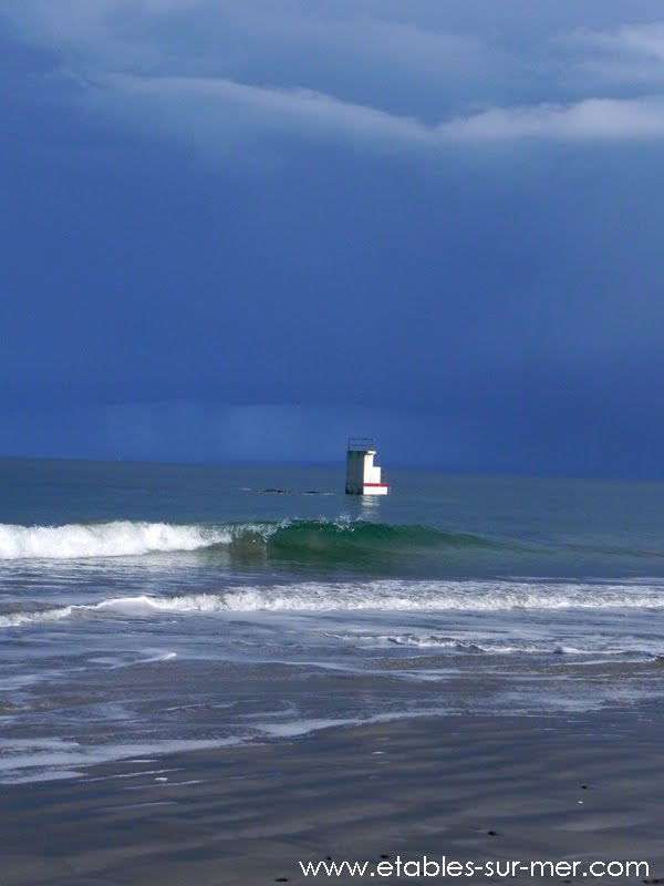 Tempête sur la plage des Godelins by officeetables