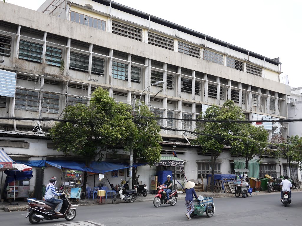 Walking through Saigon by Sven Mueller