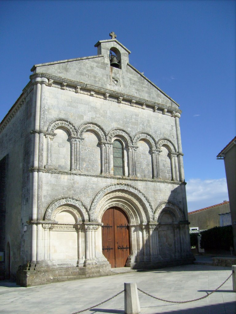 Eglise Saint-Pierre de Médis by FrenchCobber