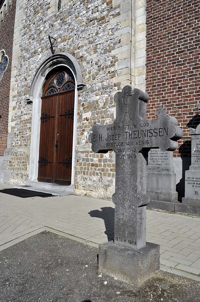 Sint-Hubertuskerk (13e eeuw), Henis, Tongeren by Thysen Jean