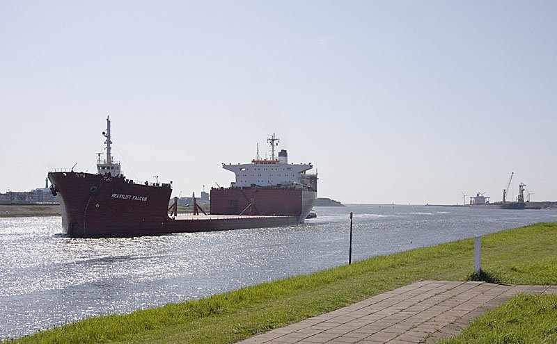 Ijmuiden Harbour by Andyh