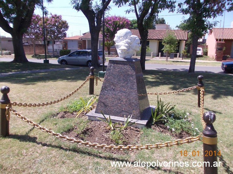 San Antonio de Areco - Busto Peron y Evita (www.alepolvorines.com.ar) by alepolvorines