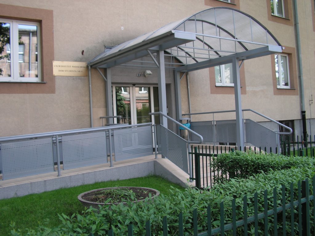 Warsaw University, Students Dormitory No. 6 - entrance by matemaciek