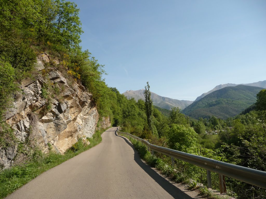 Entrant a la vall del riu Manyanet (Sarroca de Bellera) by Pedraferit