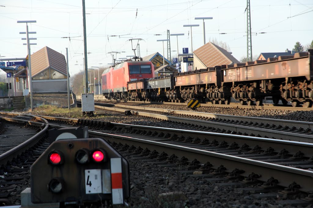 Güterzug durchfährt mit hoher Geschwindigkeit und großem Getöse den Bahnhof Dormagen by Bernd Bruns