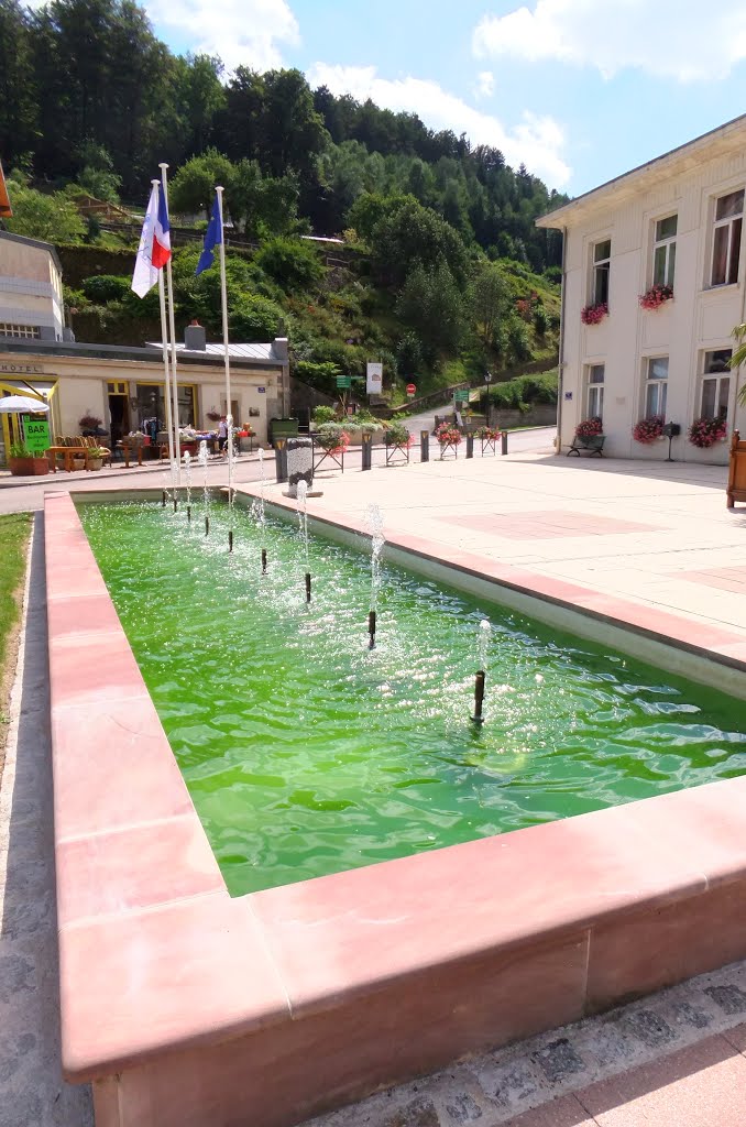 Plombières-les-Bains, fontaine Place Beaumarchais by Nidoo