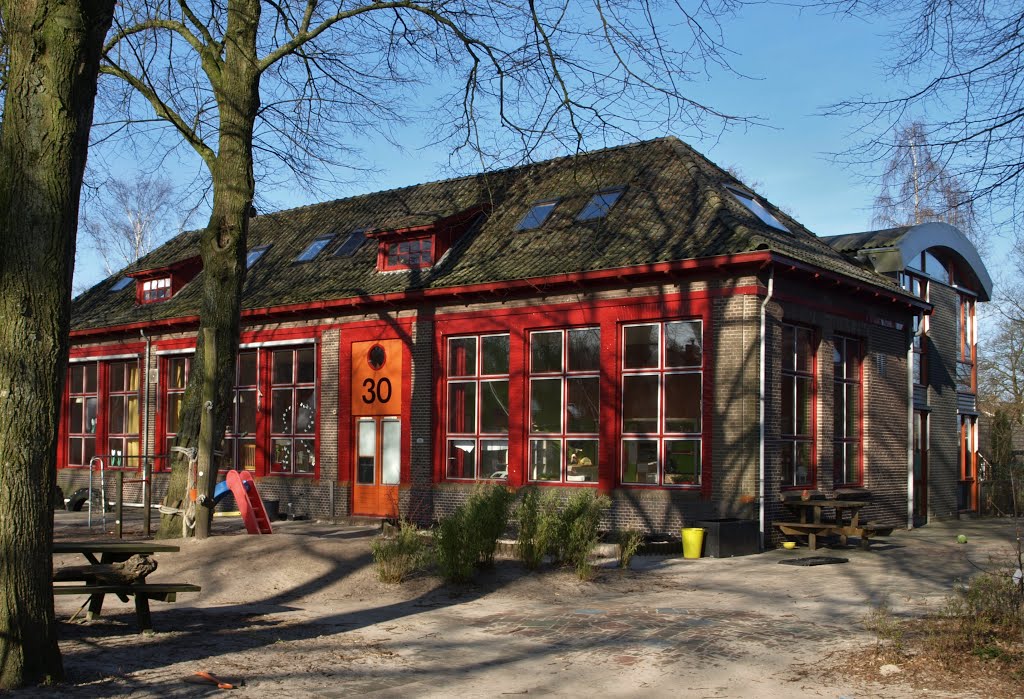 SKID Kinderopvang, voorheen een lagere school met onderwijzerswoning en later Dorpshuis "De Schoel" aan de Hogeweg 30 in Schuilingsoord/Zuidlaren, ontworpen door gemeente-opzichter Pieter Mekkes (1887-1968). De bouw van de school c.a. werd op 29-10-1918 aanbesteed; G. Lukas uit Ulrum werd de aannemer (Nieuwsblad van het Noorden 29-10-1918). De moderne uitbreiding aan de kant van Entinge is van architect Pier Jan Holtrop (1947). by Hans R van der Woude