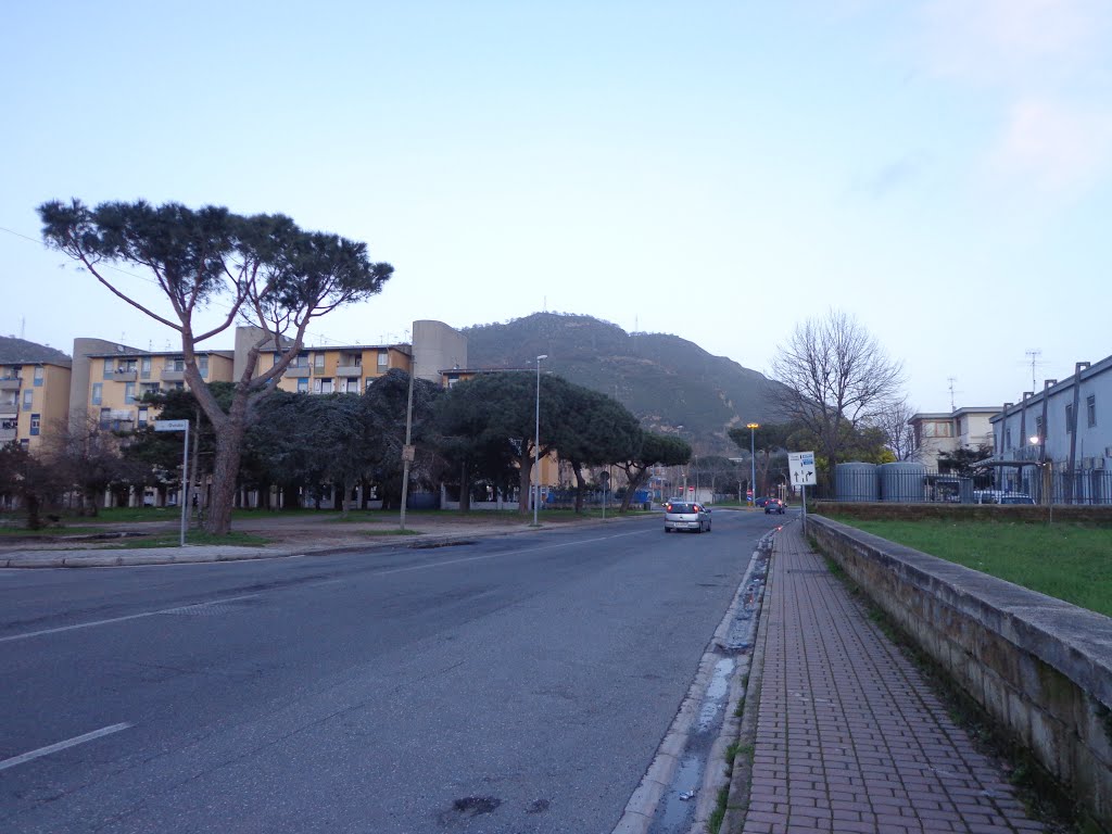 Pozzuoli, Rione Toiano: il Monte Sant'Angelo by marvis77