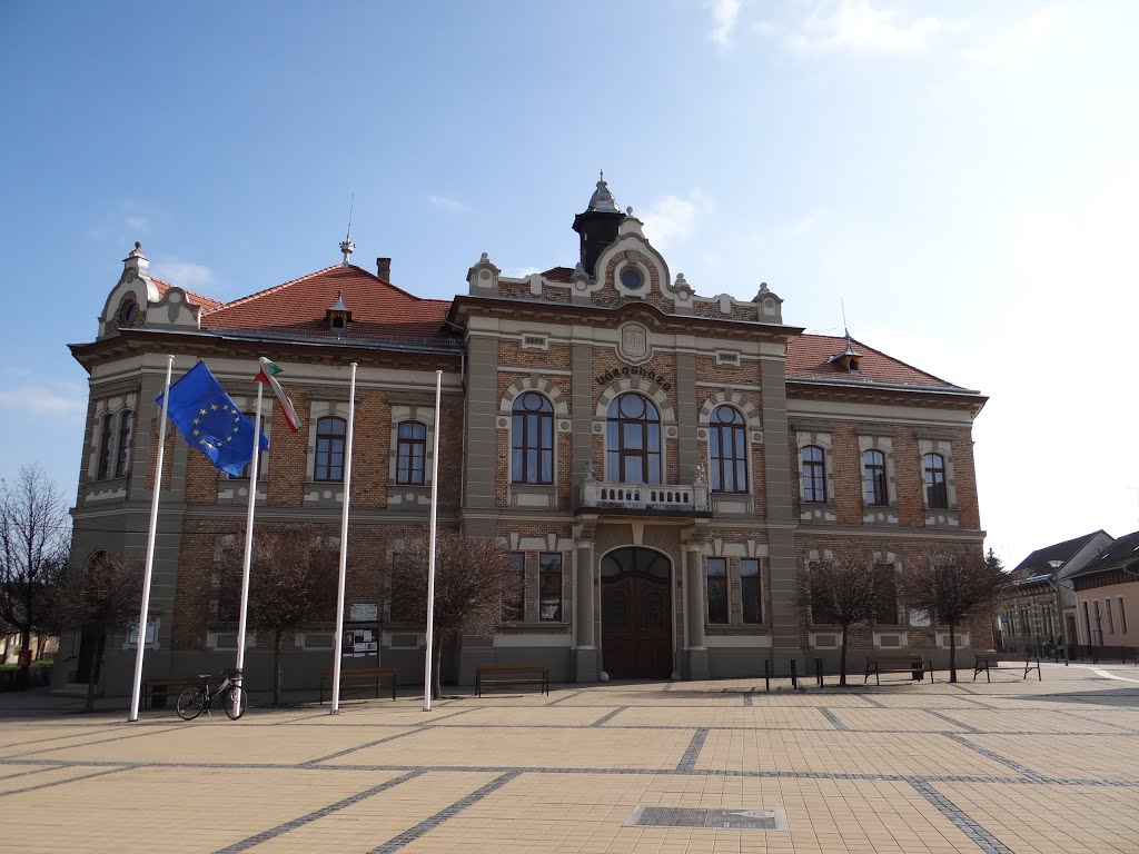 Tolna, Városháza, Hősök tere by H. Hajni