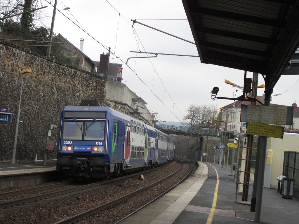 Un train de banlieue circulant en gare de La Ferté sous Jouarre le 4/03/14. by Divio