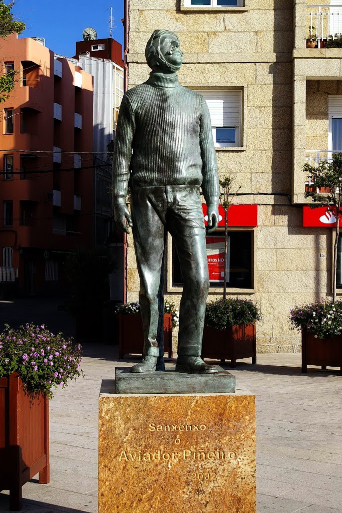 Escultura a O Aviador Piñeiro, Sanxenxo, Pontevedra, Galicia, España by Antonio Alba