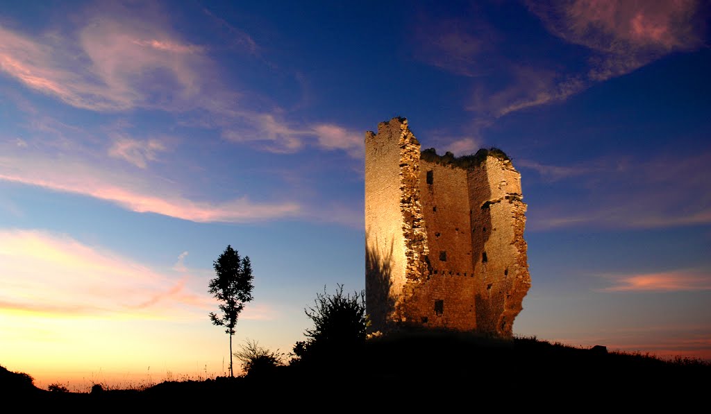 El torreón de Peñerudes al anochecer by urbanosuarez