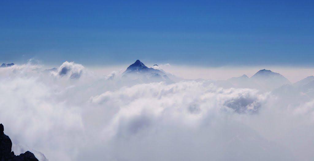 Berggipfel über den Wolken by agkm