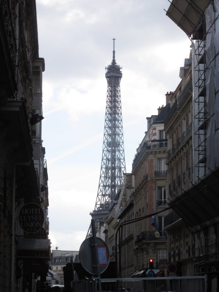 La tour Eiffel vue depuis la rue de l'Amiral Hamelin le 4/03/14. by Divio