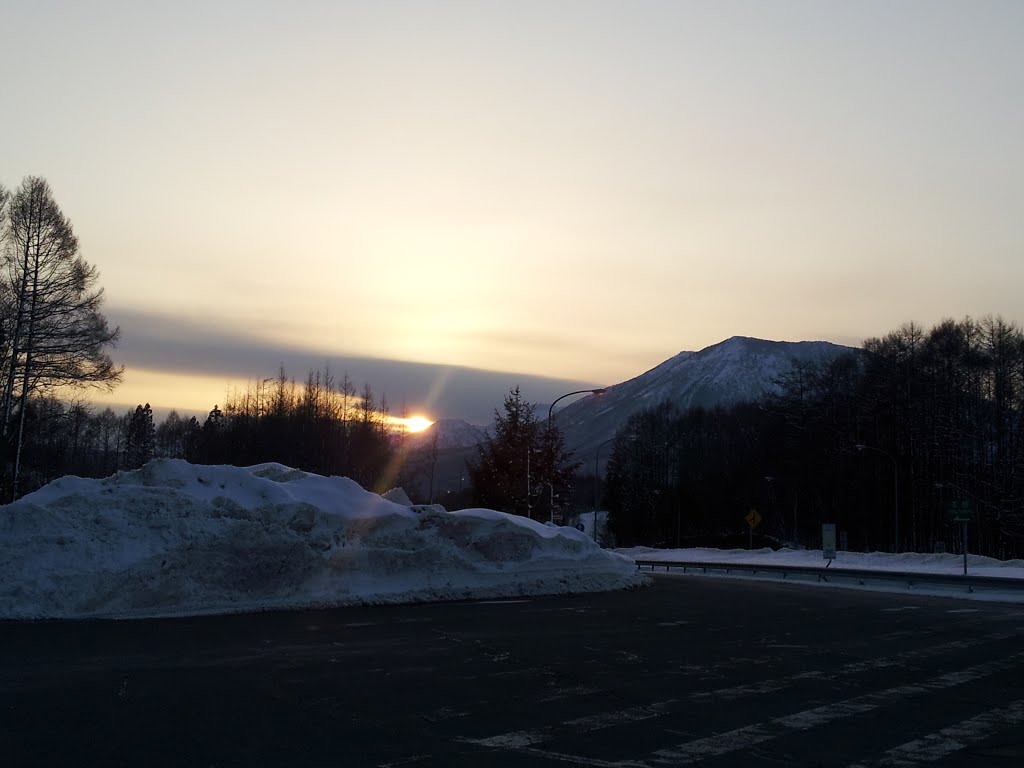 北信五岳　黒姫山と高妻山に沈みゆく夕日 by cameron525i