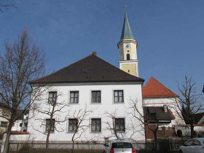 Ergolding Pfarrhaus vor Pfarrkirche Mariä Heimsuchung by hubi1802