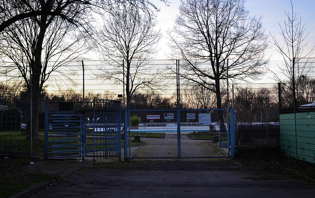 Abenddämmerung über Freibad Grugapark by elfatuo