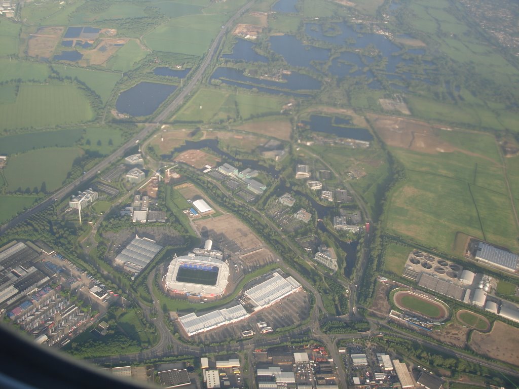 Circling over Reading waiting to land at Heathrow by lewim