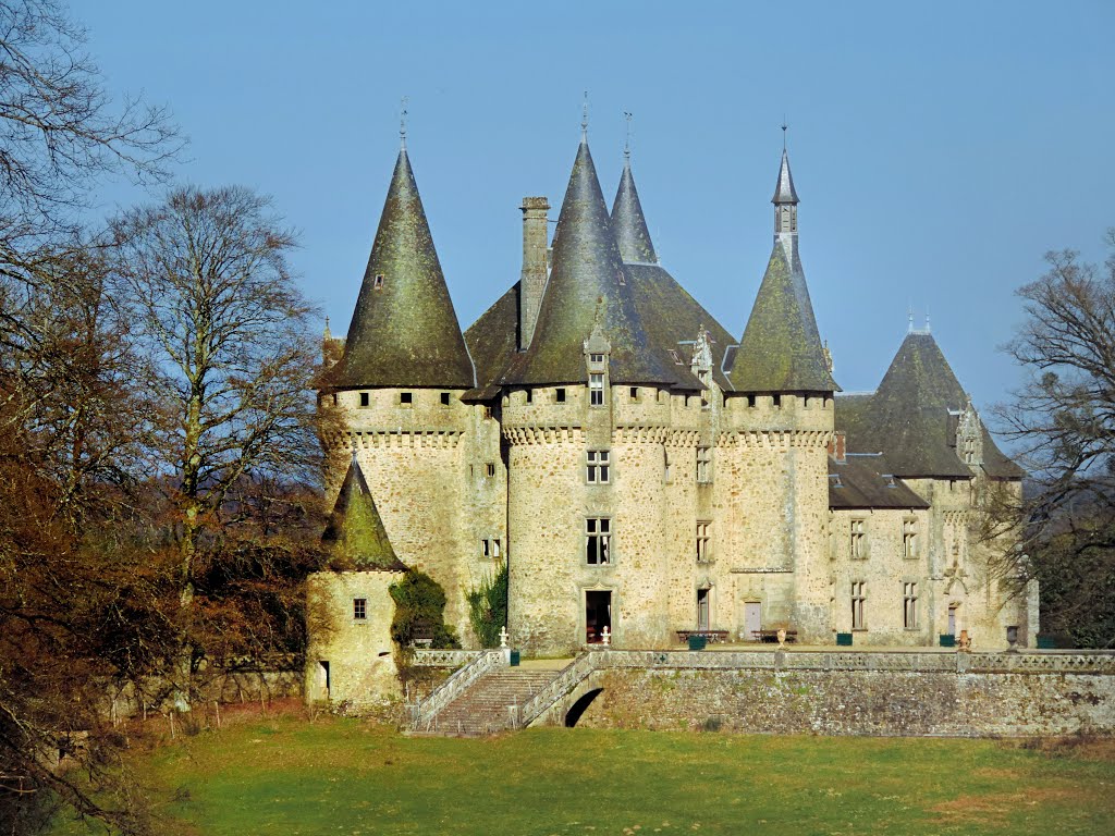 Château de La Grénerie à Salon La Tour, Corrèze by jl capdeville