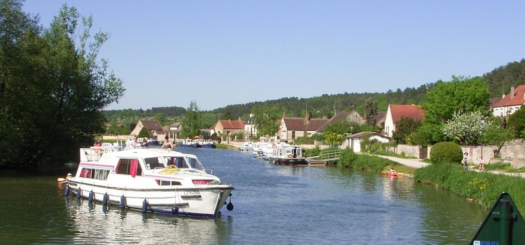 River Yonne at Mailly-la-Ville by gpermant