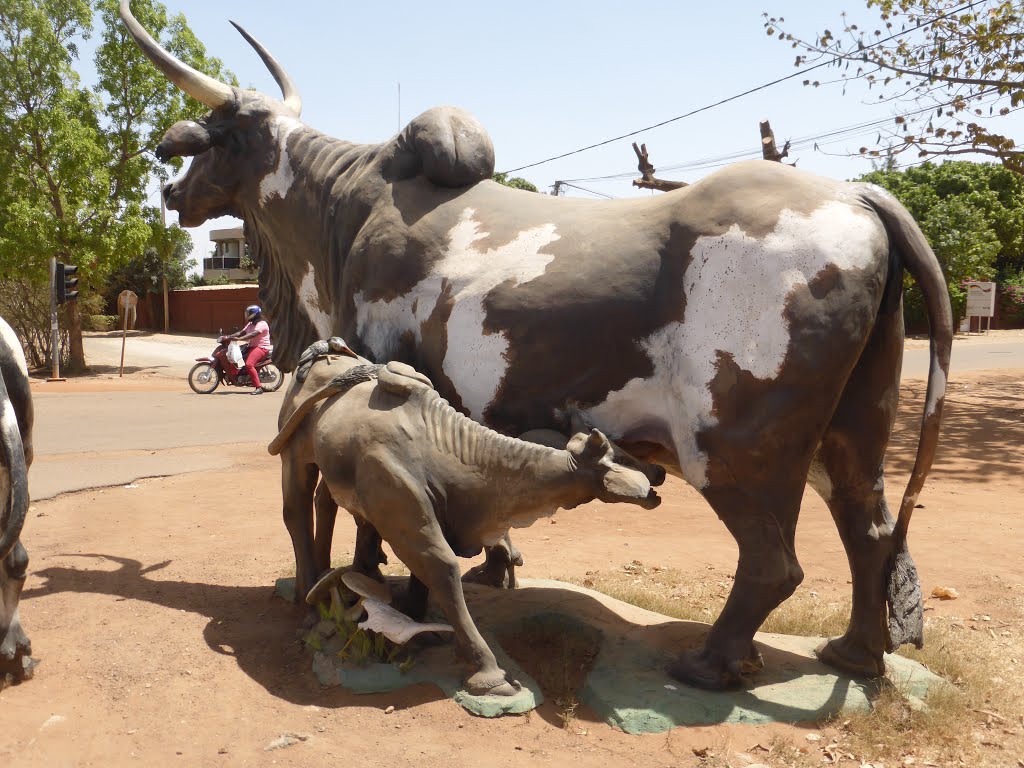 Skulptur 1 in Ouagadougou, Burkina Faso by bienenritter