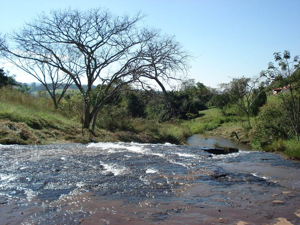 Pedra do escorregador - 47°42'33.00"W, 22° 7'55.00"S by Vinicius F. Guimarães