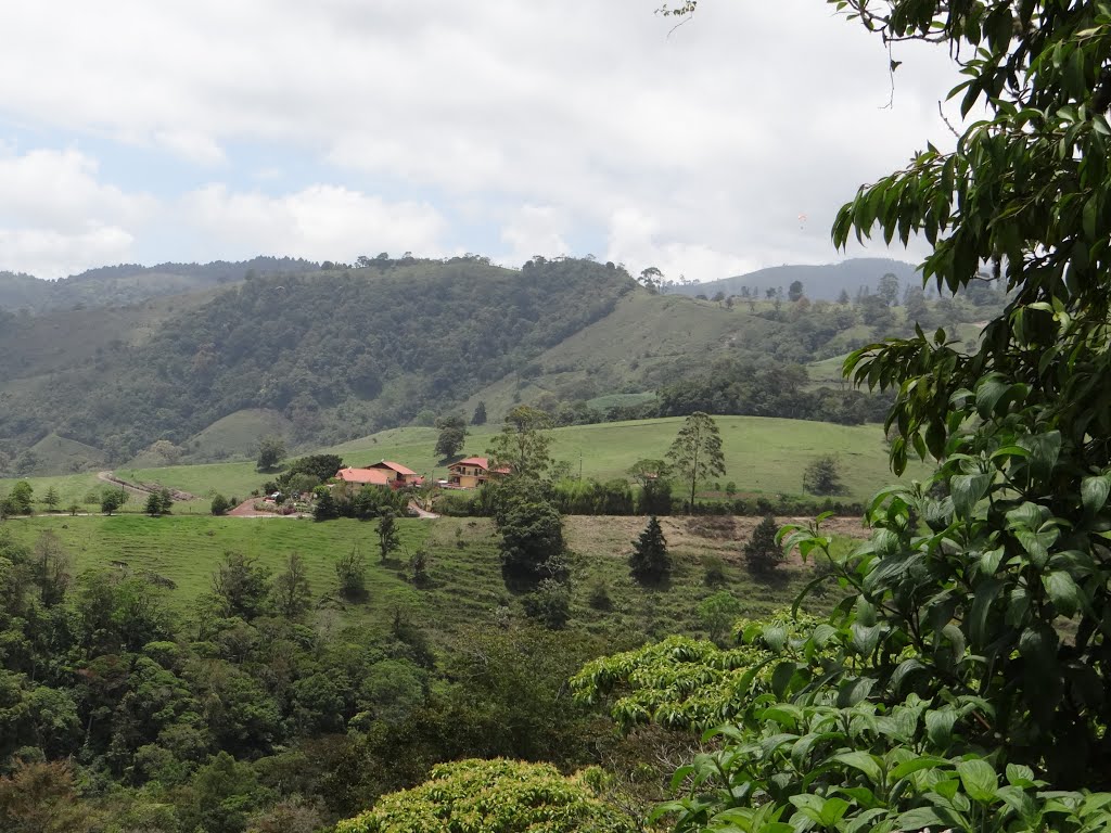 Paisaje desde Santa Cruz de Turrialba by Gino Vivi