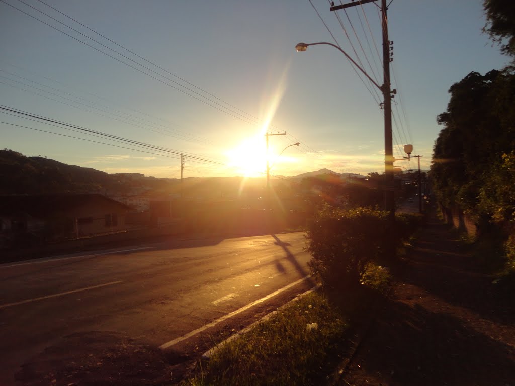 Av. Champagnat ao Pôr do sol / Sunset view from Champagnat Avenue - Poços de Caldas, MG. by Leo Rubeiz