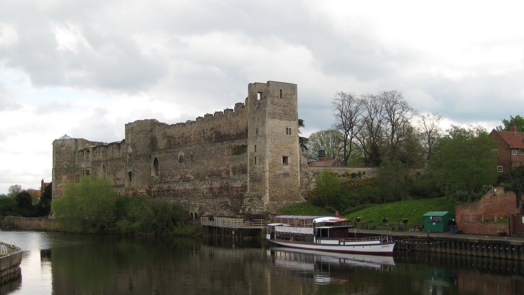 Newark Castle by Yen-Ting Lu