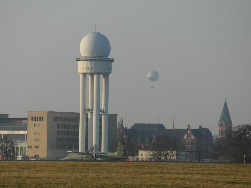 Zwei Kugeln in der Luft - Blick vom Tempelhofer Feld by IngolfBLN