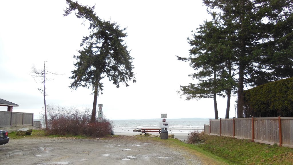 Beach access viewpoint (Qualicum Beach, BC) by bio2935c