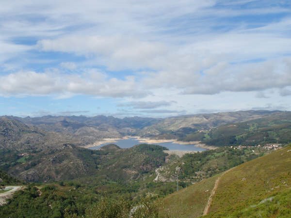 Barragem de Paradela, com Pitões das Júnias ao fundo by Xalmas