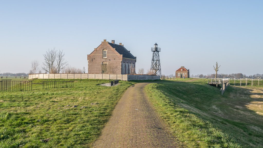 Schokland. Van L naar R. Lichtwachters woning, Vuurtoren, Misthoorn gebouwtje en Kade van de voormalige haven (BB) by Bayke de Vries