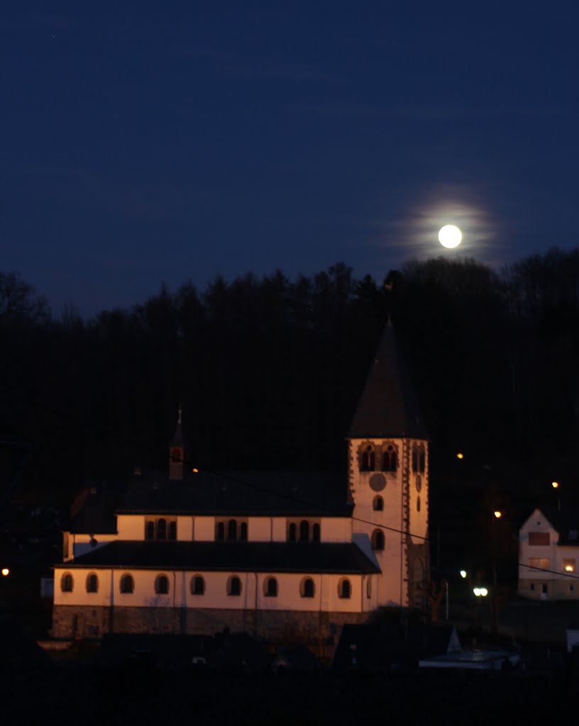 Kath. Pfarrkirche "St. Josef" im Mondschein, Niederelbert by Dieter Wick