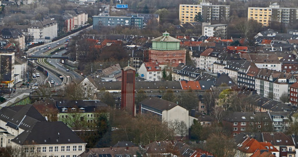 RWE-Turm, In der Mitte der Steeler Wasserturm by Markus Kriesten